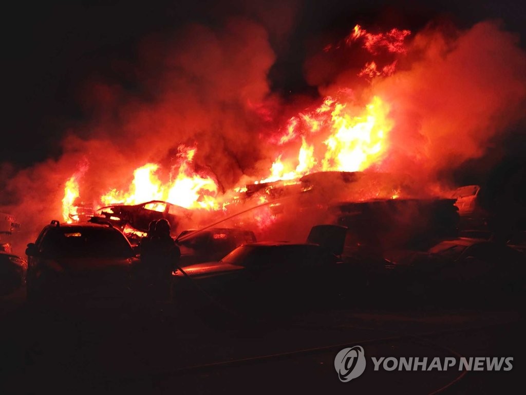 강릉 폐차장 화재 2시간여 만에 진화…인명피해 없어