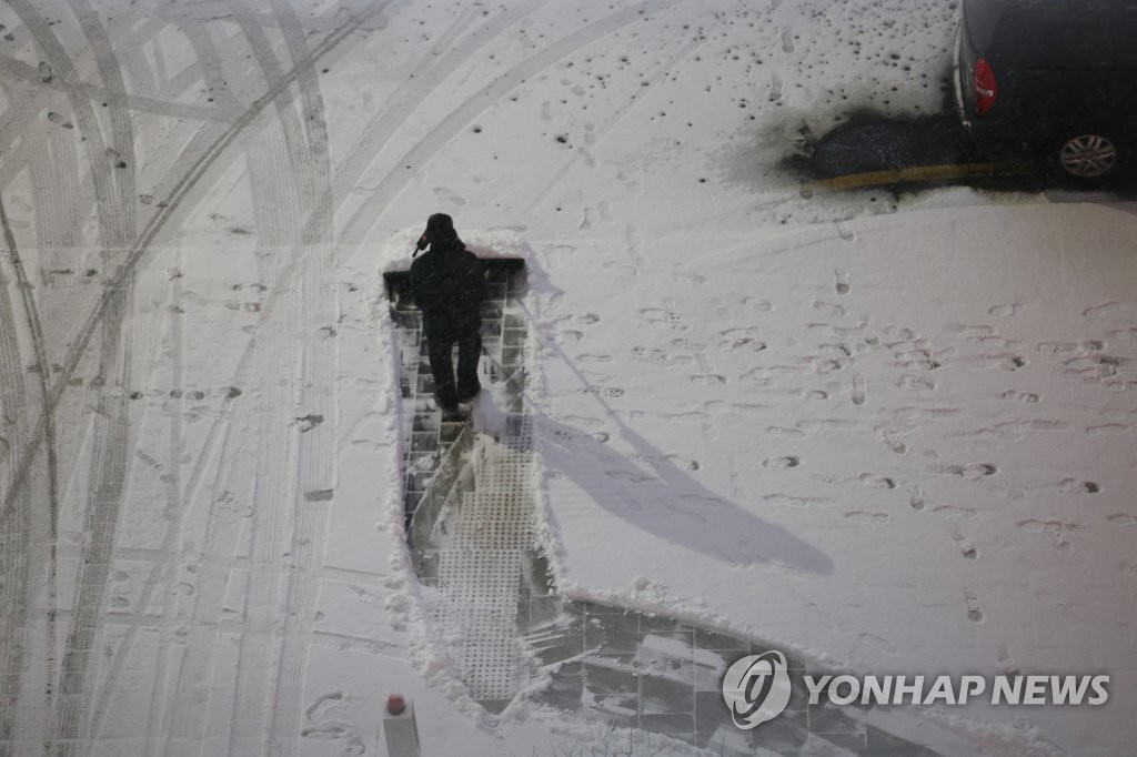 새벽부터 내린 눈에 출근길 종종걸음…"넘어질까봐 조마조마"