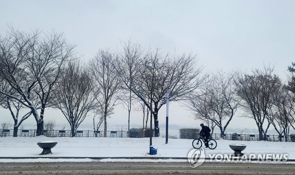 눈발에 도로 '미끌'…강원, 국립공원 탐방 통제되고 하늘길 차질