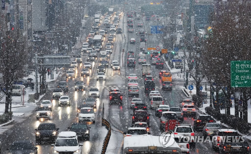 눈발에 도로 '미끌'…강원, 국립공원 탐방 통제되고 하늘길 차질