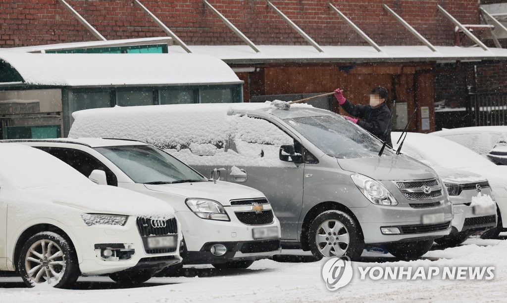 많은 눈에 교통사고 속출…도로·하늘길·바닷길 일부 통제(종합)