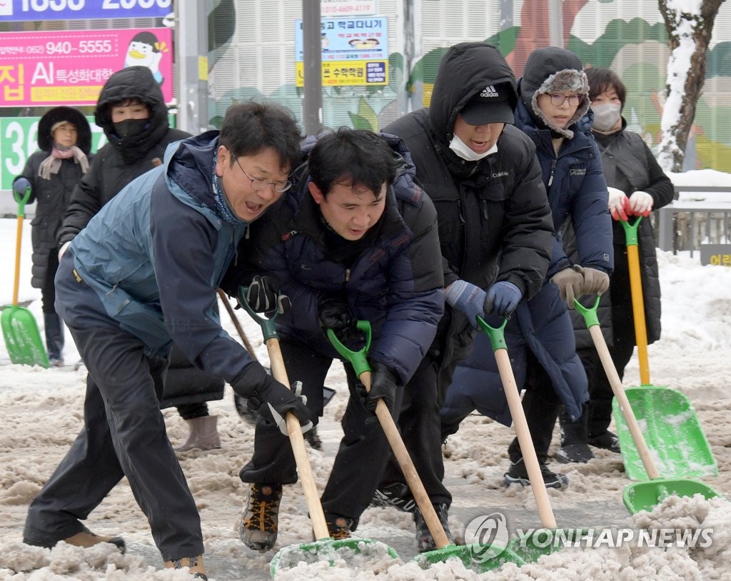 한파·폭설 전국 행락지 한산…남부지방 제설작업 '비지땀'