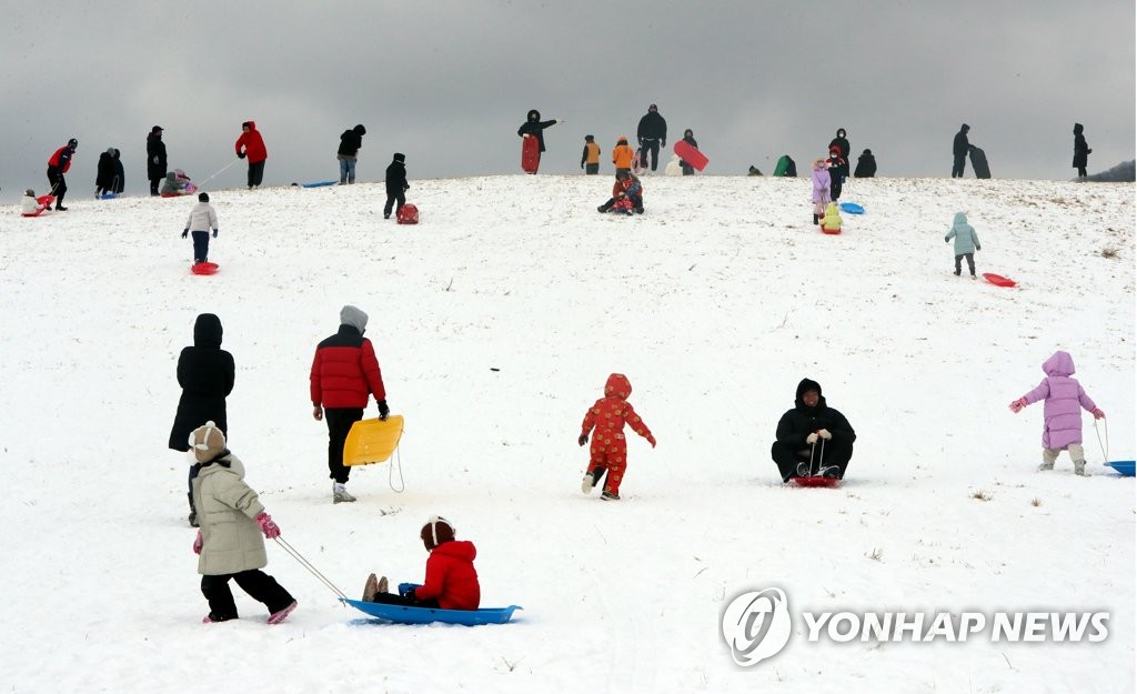 전국서 '성탄 축하'…크리스마스 축제·스키장 '북적'