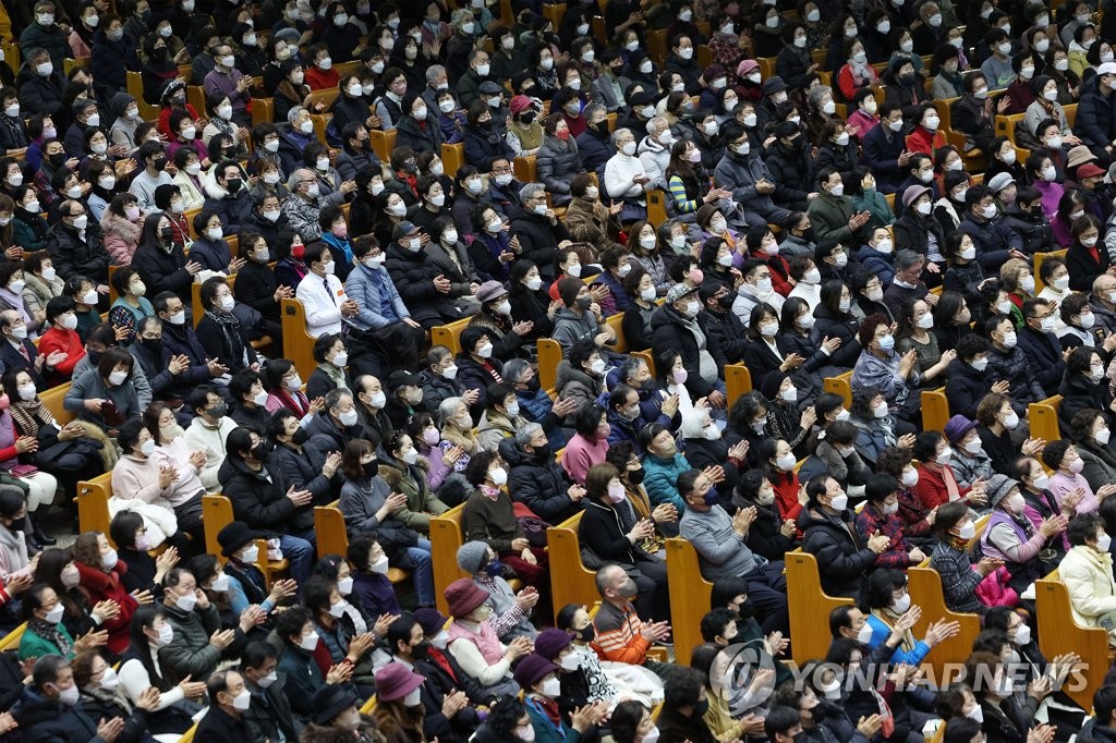 "은총 충만하길"…3년만에 인원 제한없는 성탄 미사·예배