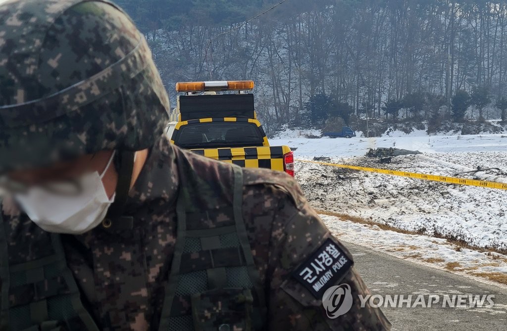 "'꽝∼' 굉음 후 불기둥…민가와 학교 사이 전투기 추락 '아찔'