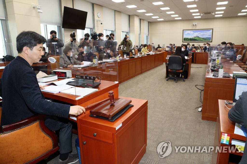 여야, 환노위 소위서 '추가연장근로제'·'노란봉투법' 고성 공방