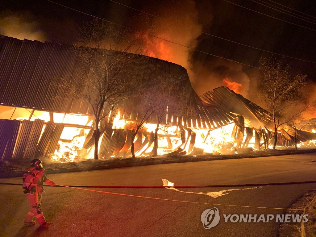 양양서 폐기물 소각장 화재 진화 중…구조물 해체 뒤 작업 재개