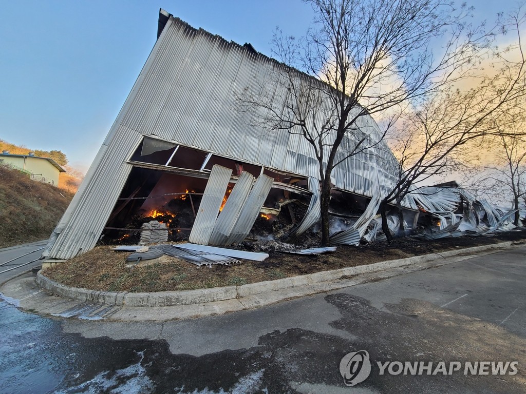 양양서 폐기물 소각장 화재 진화 중…구조물 해체 뒤 작업 재개