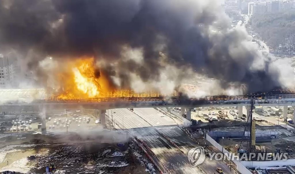 폭격 맞은 듯한 과천 방음터널…골조만 남은채 매캐한 냄새 진동