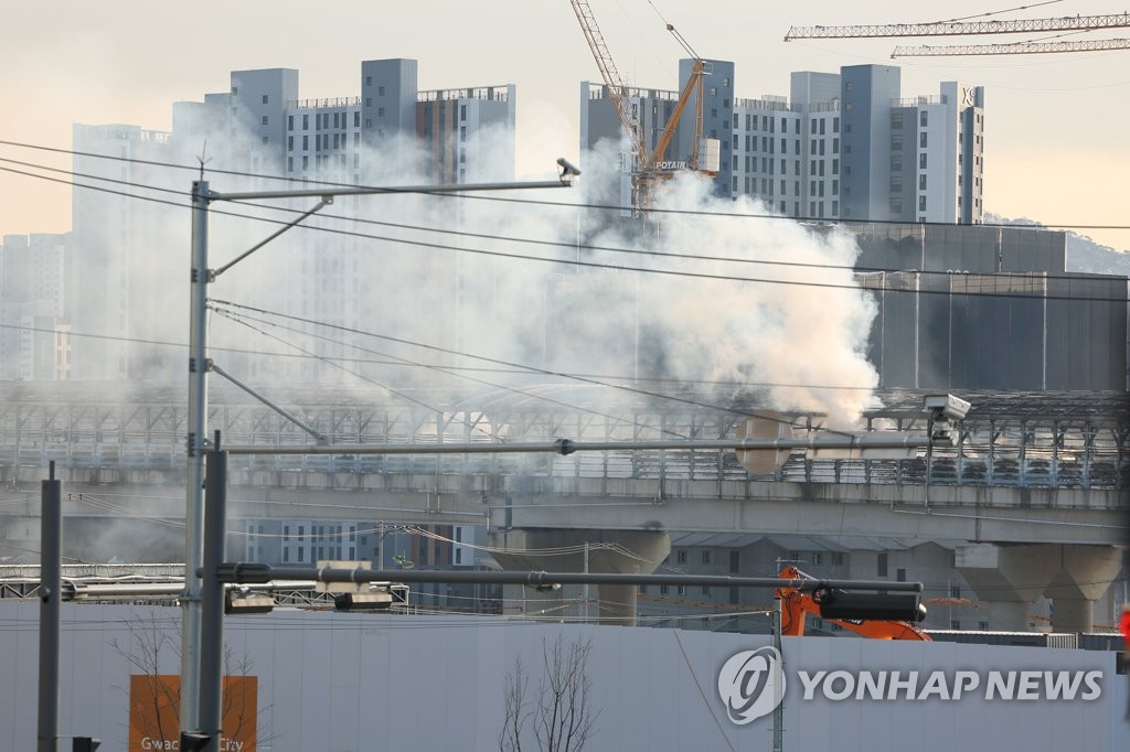 폭격 맞은 듯한 과천 방음터널…골조만 남은채 매캐한 냄새 진동