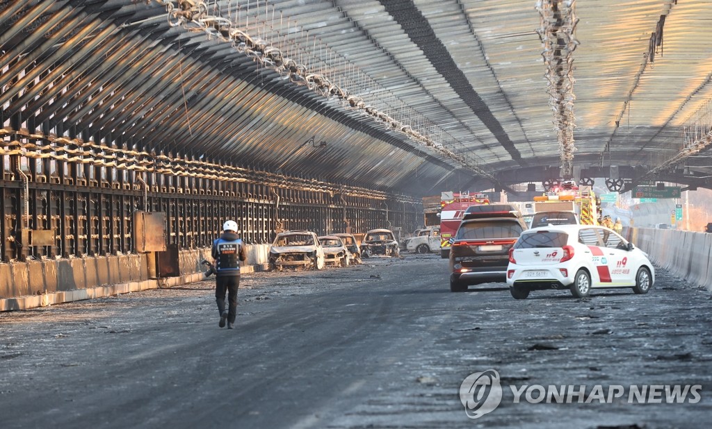 폭격 맞은 듯한 과천 방음터널…골조만 남은채 매캐한 냄새 진동