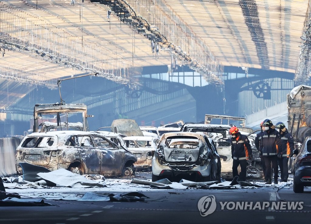 경찰 "제2경인 방음터널 화재, 트럭 화물칸 하단부서 최초 발화"