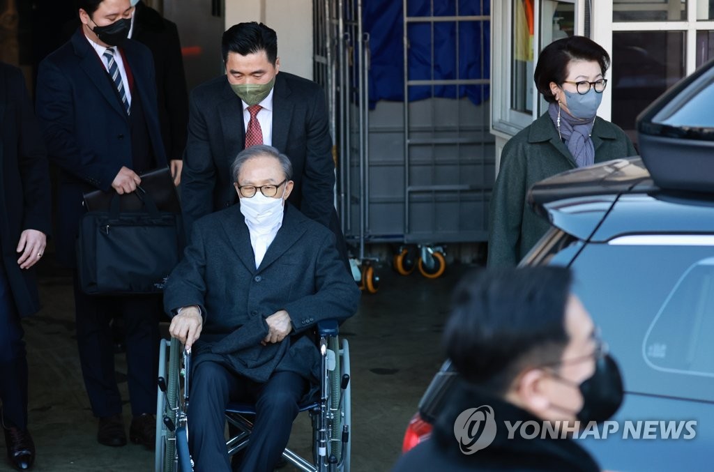 '자유의 몸' MB 자택으로…尹대통령 "국가 위해 역할 해주시라"(종합)