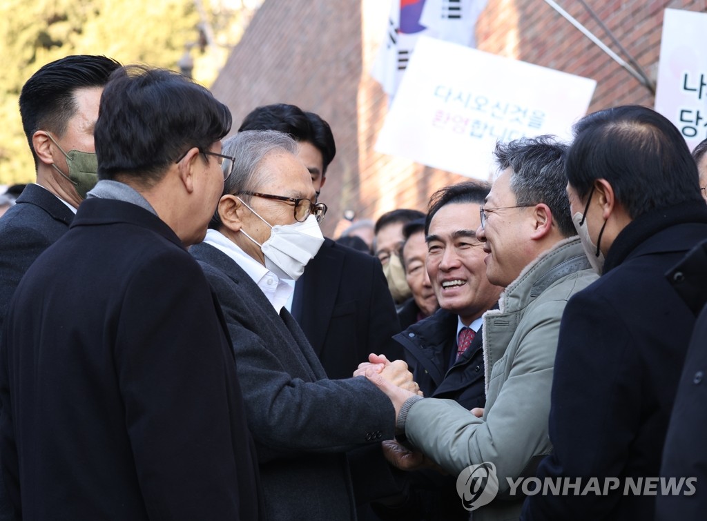 '자유의 몸' MB 자택으로…尹대통령 "국가 위해 역할 해주시라"(종합)