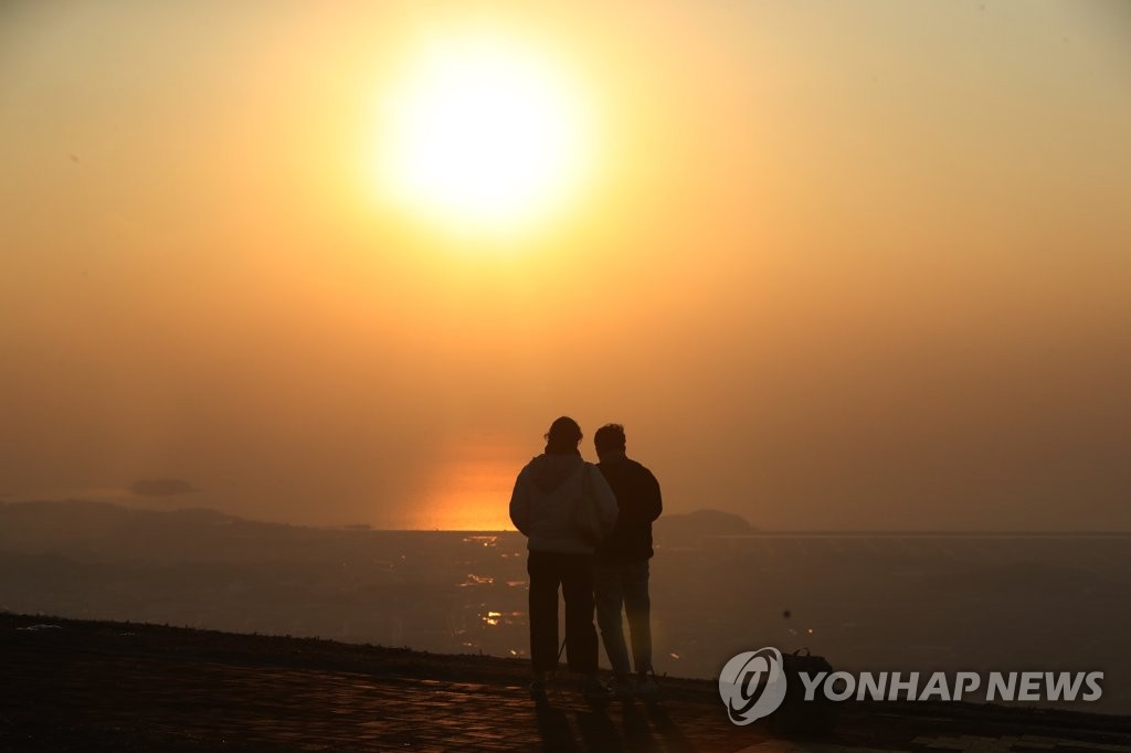 '수고했어! 2022년'…3년만에 재개된 해넘이·타종행사 '북적'