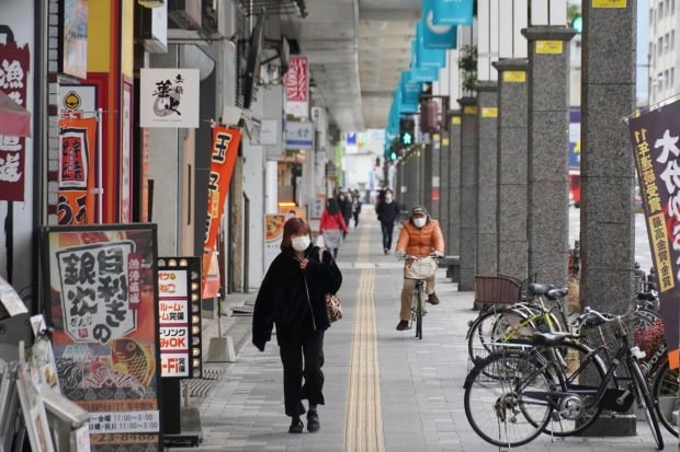 일본 야마구치현 이와쿠니의 거리에서 행인들이 마스크를 쓰고 오가고 있다. /사진=AP