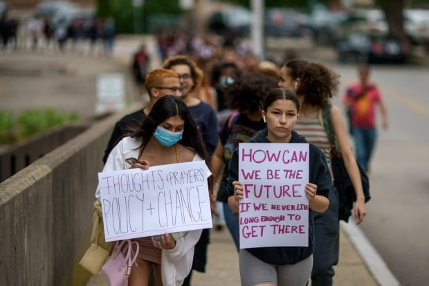 지난 6월 미국 로드아일랜드주 퍼터킷에서 셰이 고등학교의 학생들이 정부의 총기 정책에 항의하며 가두시위를 벌이는 모습. /사진=AP