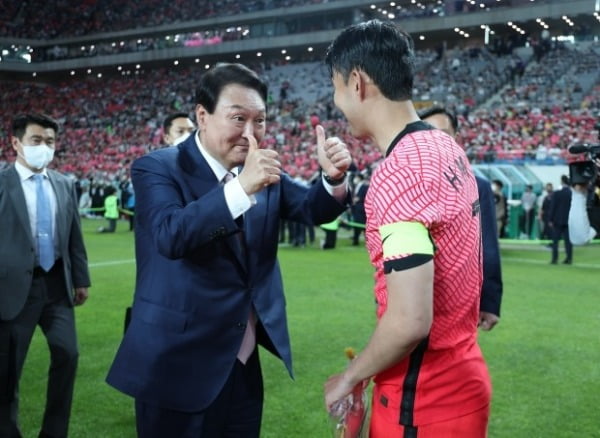 윤석열 대통령이 2일 오후 서울 마포구 서울월드컵경기장에서 남자 축구 국가대표팀 친선경기 대한민국과 브라질의 경기에 앞서 손흥민 선수를 향해 엄지척을 하고있다. / 사진=연합뉴스