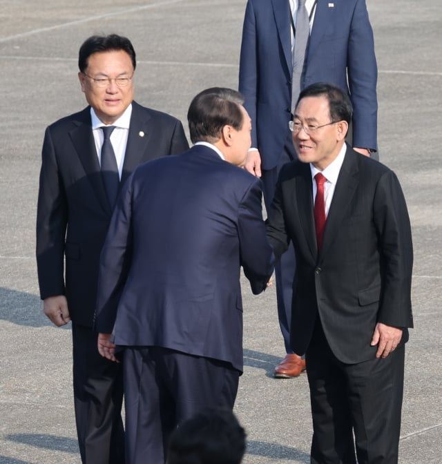 윤석열 대통령이 정진석 국민의힘 비상대책위원장(왼쪽), 주호영 원내카지노 추천와 악수하고 있다. / 사진=연합뉴스