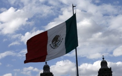 "고물가 대응"한다며 최저임금 20% 인상하는 멕시코…"물가 더 오를 것"