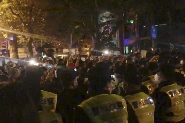 로나19 봉쇄정책 반대 시위에 배치된 상하이 경찰들. / 사진=연합뉴스