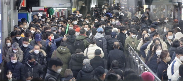 서울교통공사 노조 파업 첫 날인 지난달 30일 지하철 4호선 충무로역 승강장이 퇴근길 시민들로 북적이고 있다. / 사진=연합뉴스