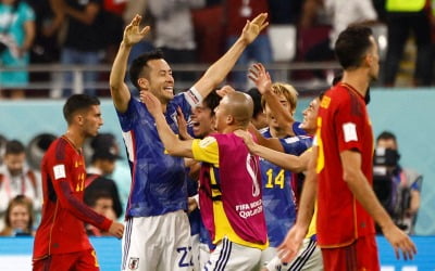 일본, 스페인에 2-1 역전승…아시아 첫 2회 연속 16강 진출 [카타르 월드컵]
