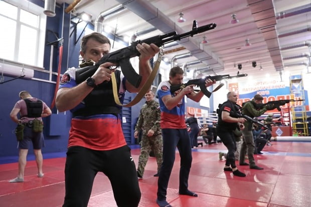 러시아 모스크바 주민들이 크라스노고르스크의 '야로폴크' 클럽에서 군사훈련을 받고 있다. /사진=연합뉴스