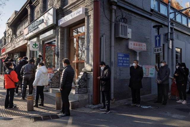 방역 완화 후 약국 앞에 줄서있는 베이징 시민들. / 사진=연합뉴스