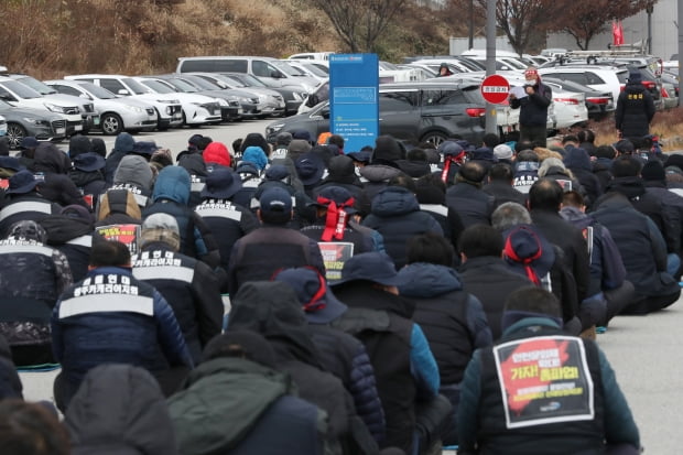 화물연대 광주본부 조합원이 총파업 종료 및 현장 복귀 찬반투표에 참여하고 있다. 사진=연합뉴스