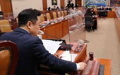 '안전운임제 3년 연장법' 상임위 통과…여당안 야당이 단독처리