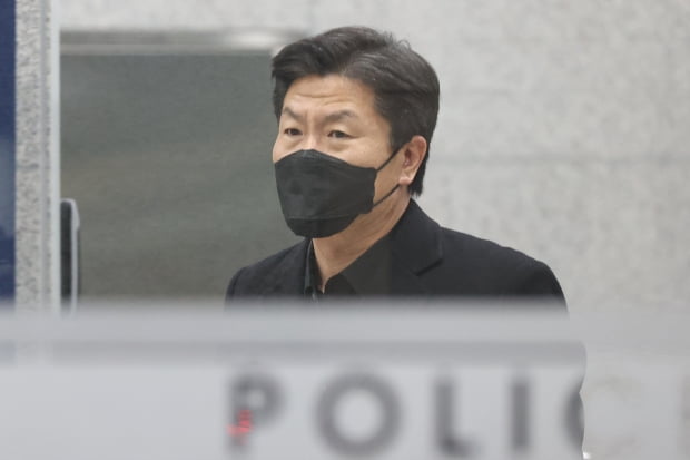 이임재 전 용산경찰서장이 서울 마포구 이태원 사고 특별수사본부에서 조사를 받은 뒤 청사를 나서고 있다. 사진=연합뉴스