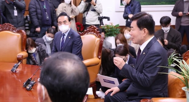 김진표 국회카지노 잭팟 금액이 15일 국회 카지노 잭팟 금액실에서 열린 내년도 예산안 협상을 위한 여야 원내대표 회동에서 발언하고 있다. 연합뉴스