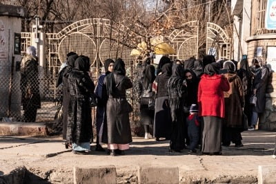 탈레반 여성 대학 교육 금지 정책에…아프간 대학가 무장 경비원 배치