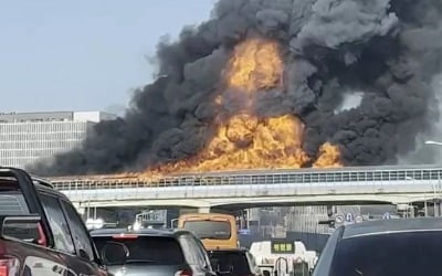 [속보] "과천 제2경인고속道 화재 현장서 사망자 2명 발견"