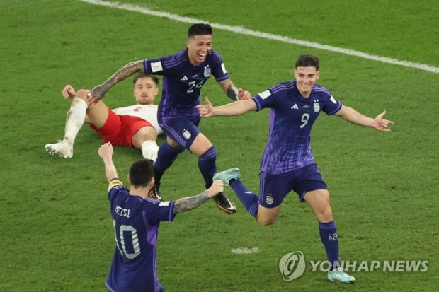 [월드컵] 메시 앞세운 아르헨티나, 폴란드 2-0 완파…16강엔 나란히 진출
