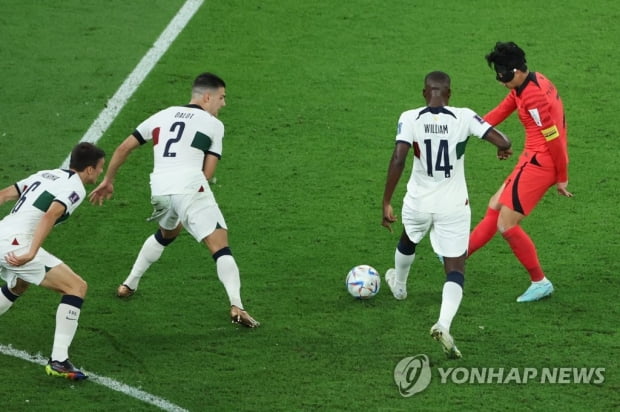 [월드컵] BBC "한국서 손흥민은 축구를 초월한 선수…슈퍼히어로"