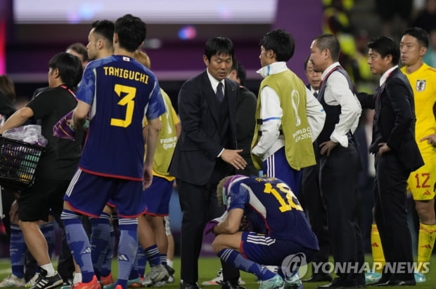 [월드컵] '6초 동안 고개 숙인' 일본 감독 "승부차기 나선 선수들 칭찬해"