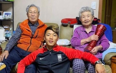 [월드컵] 집으로 돌아온 황희찬, 최우수선수 트로피 조부모에 선물