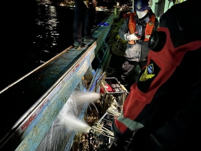 경주 앞바다서 어선 암초에 걸려…승선원 9명 모두 구조