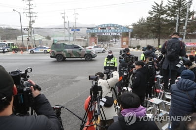 BTS 진 입대하는 훈련소 앞은 취재진·통제 인력으로 '북적'