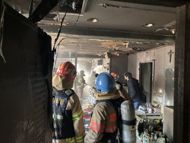 신림동 4층 건물서 불…연기 흡입 4명 병원 이송