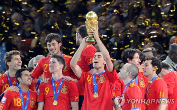 [월드컵] 스페인의 마지막 우승멤버 부스케츠, 국가대표 은퇴