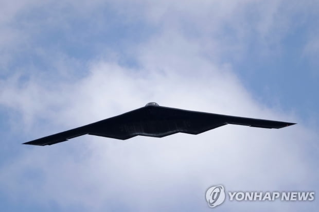 "'핵 탑재' 美 B-2폭격기 20대 전체 비행 중지…안전 결함 점검"