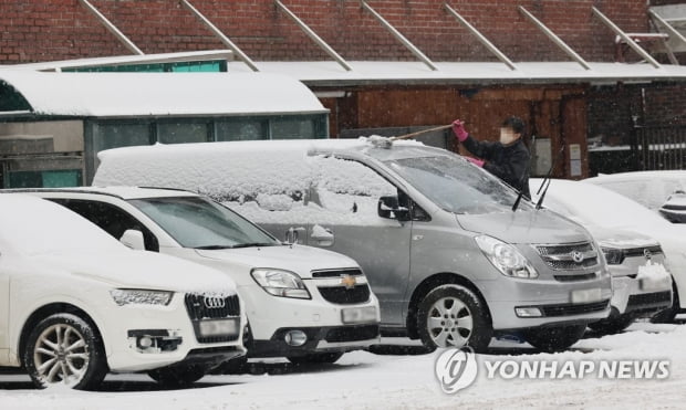 '쾅' 전국 곳곳에서 눈길 교통사고…폭설에 도로 통제도