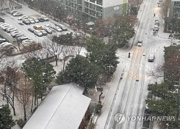 '쾅' 전국 곳곳에서 눈길 교통사고…폭설에 도로 통제도