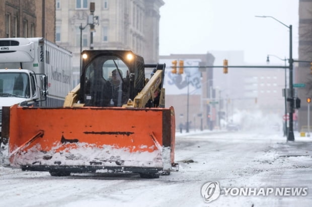 America frozen on Christmas Eve… 1.7 million power outages, 15 dead