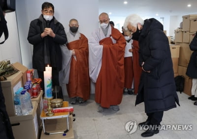 이태원 뒤덮었던 국화꽃, 치악산 나무 아래 묻힌다