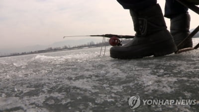 빙판 된 호수 걷다가 물에 빠진 중학생들…비번 소방관이 구조