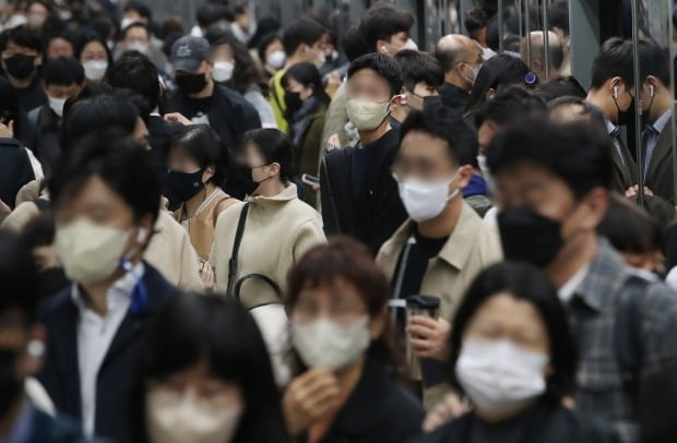서울 종로구 광화문역에서 시민들이 마스크를 착용한 채 출근하고 있다. 사진=뉴스1